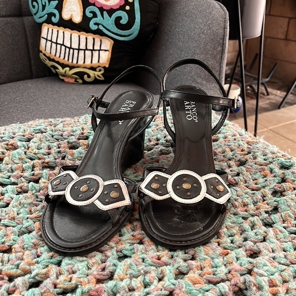 Franco Sarto wedged sandals size 8m with brass stud details on front of sandals - Picture 2 of 4